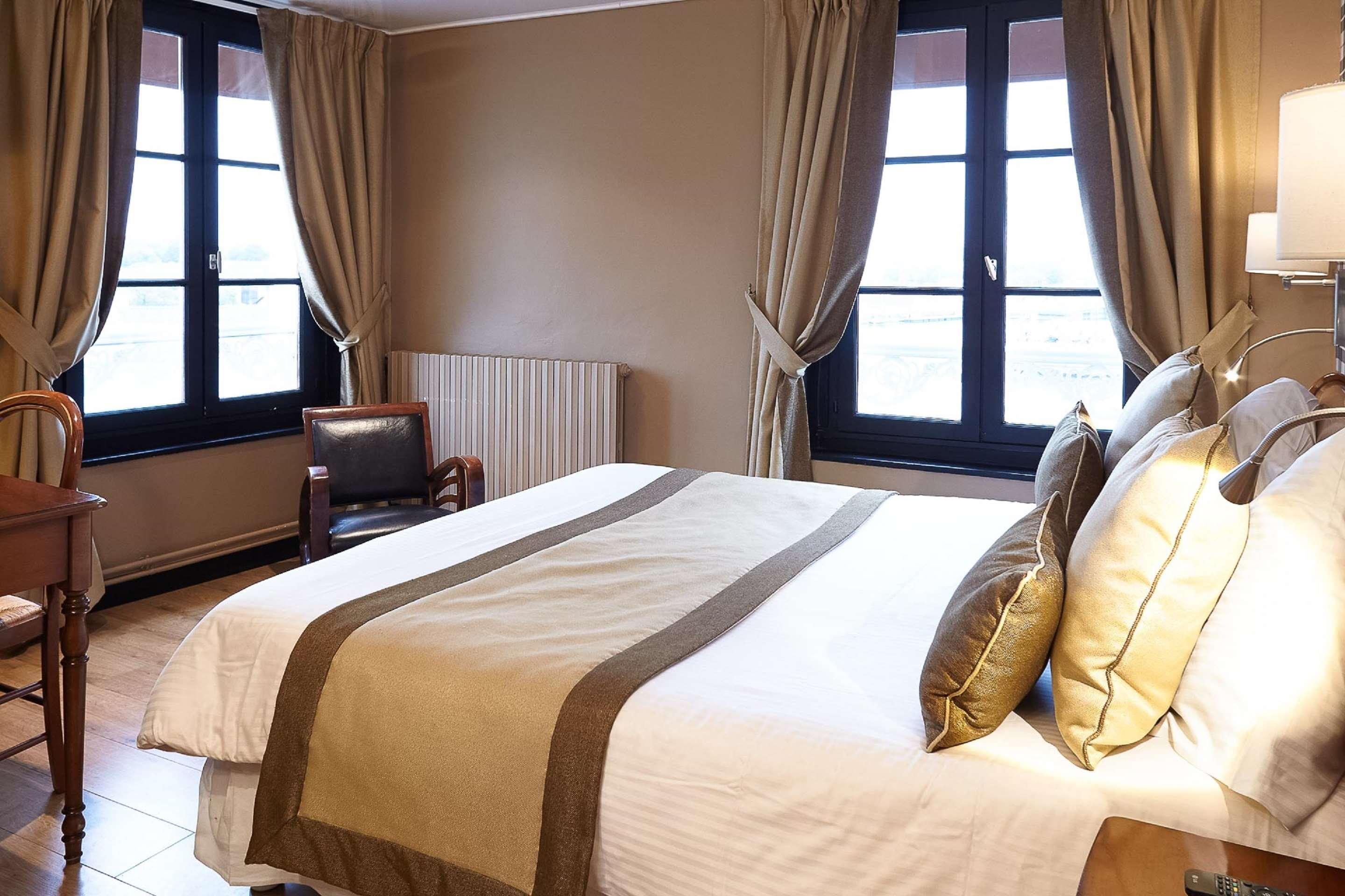 Best Western Le Cheval Blanc -Vue Sur Le Port-Plein Centre Ville Honfleur Bagian luar foto