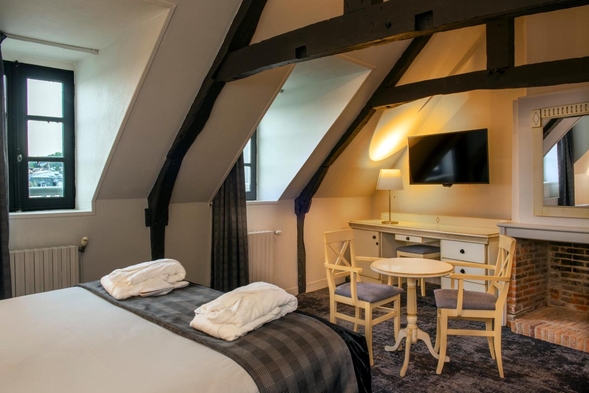 Best Western Le Cheval Blanc -Vue Sur Le Port-Plein Centre Ville Honfleur Bagian luar foto