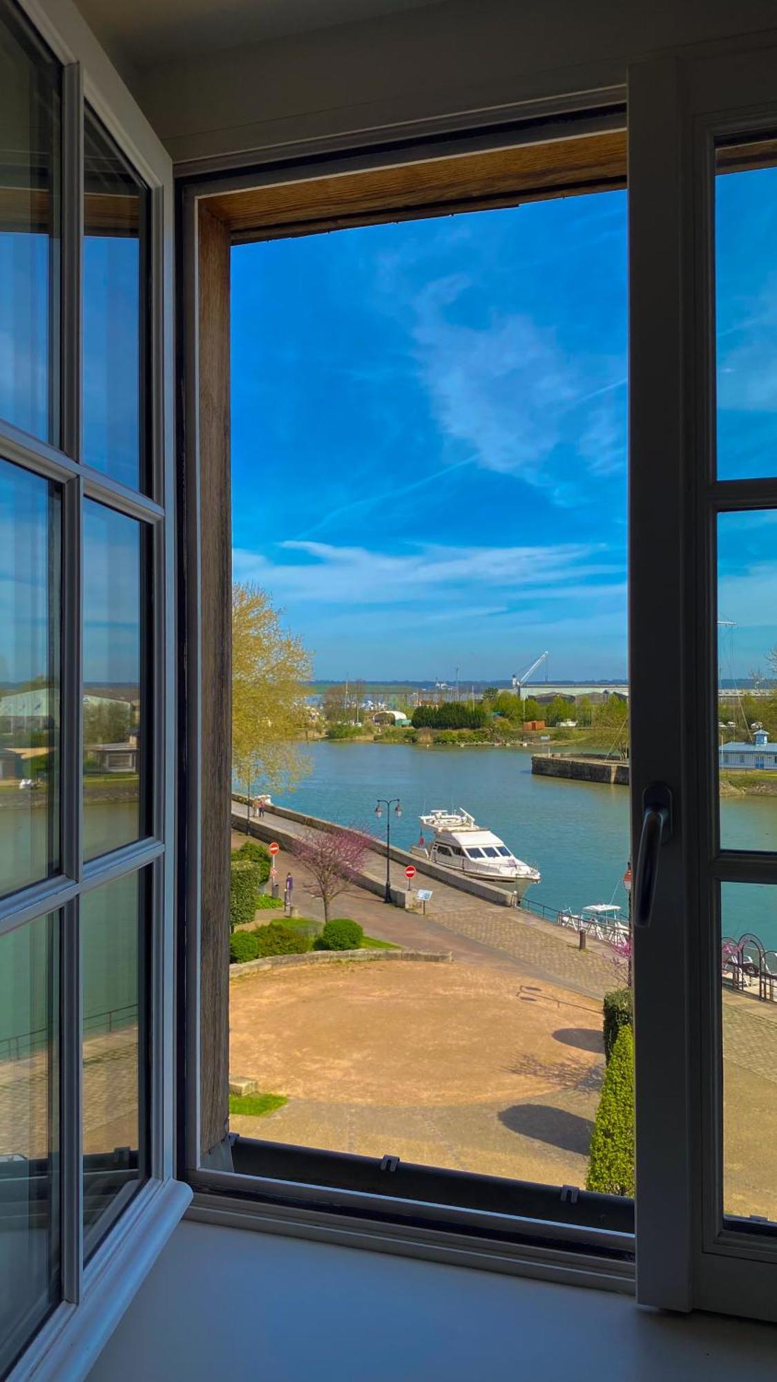 Best Western Le Cheval Blanc -Vue Sur Le Port-Plein Centre Ville Honfleur Bagian luar foto
